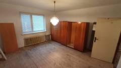  Na predaj 3-izbový rodinný dom v pôvodnom stave v meste Šurany.