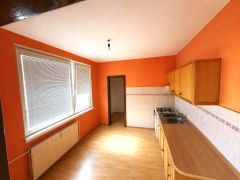  Na predaj priestranný 3-izbový byt s balkónom v meste Šurany 