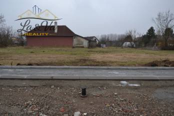 Na predaj slnečný a rovinatý stavebný pozemok Šurany