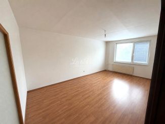Na predaj priestranný 3-izbový byt s balkónom v meste Šurany 